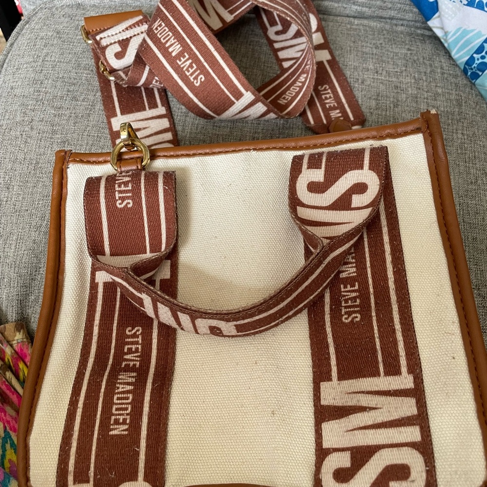 Steve Madden BWebber Tan White Canvas Crossbody logo Belt Satchel Bag - Picture 2 of 11